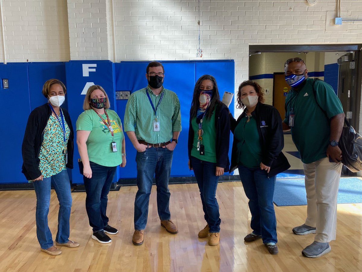 smfalcons's tweet photo. Today Sullivan "GOES GREEN" to honor Mental Illness Awareness! #GoGreen #SullivanMiddleSchool #NAMI #StopTheStigma #OneTeamOneMissionOneRockHill https://t.co/vQ0xV5SIZF