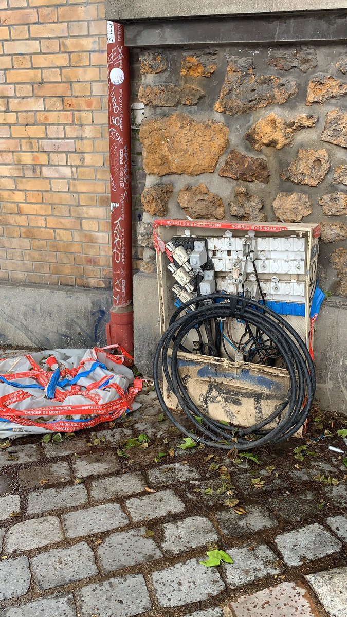 LesPlumes75's tweet image. Bon ben tout vas bien.  Y a pas de danger #saccageparis