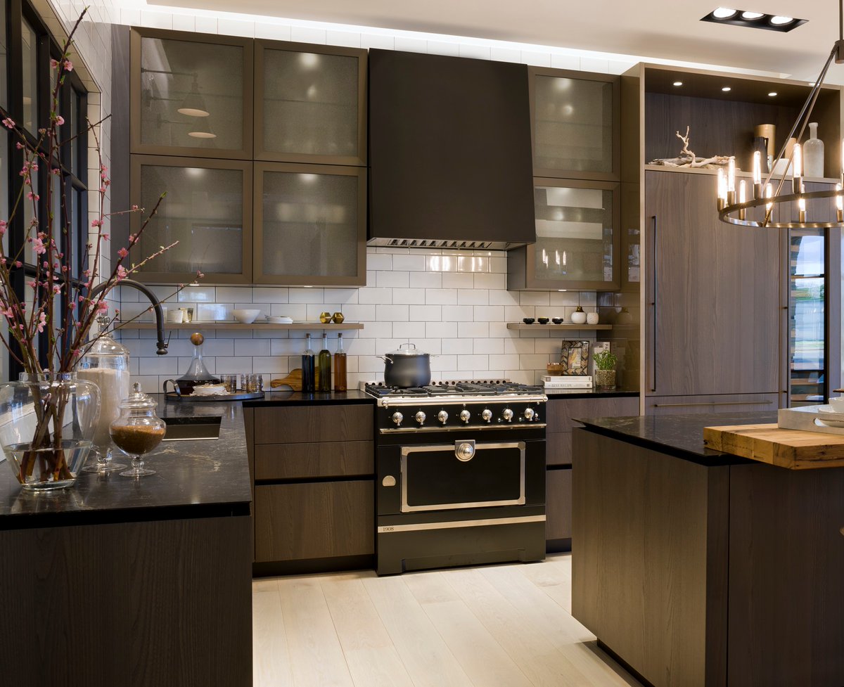 The warm tones of our cabinetry paired with La Cornue’s CornuFé range − a match made in heaven!