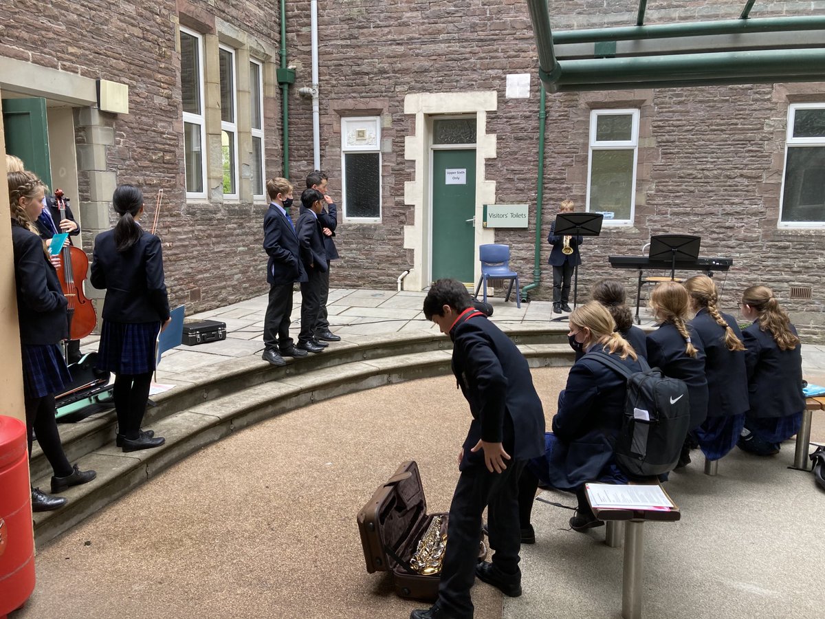 MusicDept_CCB's tweet image. Great to see friends supporting each other in the first of our ‘Open Air Open Mic’ events this term.