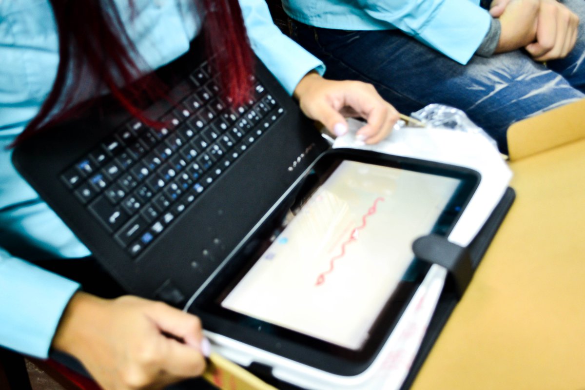 Fundabit_'s tweet photo. #EnFotos📸 |A través del Gobierno Bolivariano y por instrucciones del Min. @eduardopiate2 se hizo entrega de tablets Canaima al personal de producción y anclas del segmento TIC del programa Cada Familia una Escuela. @leivi24 @MPPEDUCACION 
#SomosFundabit
#MuralesBicentenarios https://t.co/Y7VLPJ54oR