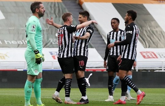 Sportinandoutx's tweet photo. Newcastle United are currently leading 1- 0

While Manchester city have been the better side 

 #shedibalabalachallenge #PalestineUnderAttack #JusticeForHinyUmoren #LockdownEP #LATOKEN The Elite League Sally #OleOut Olamide Bella Shmurda Drake The Mudder Squad Iniubong Umoren https://t.co/7Y7qV6MXgu