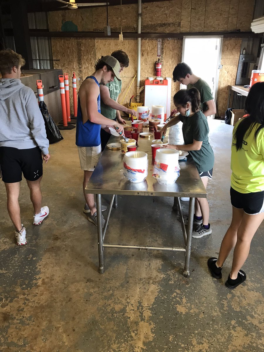 Clemens_NHS's tweet photo. Ending the year with an ice cream party! https://t.co/XG76hmNsDX