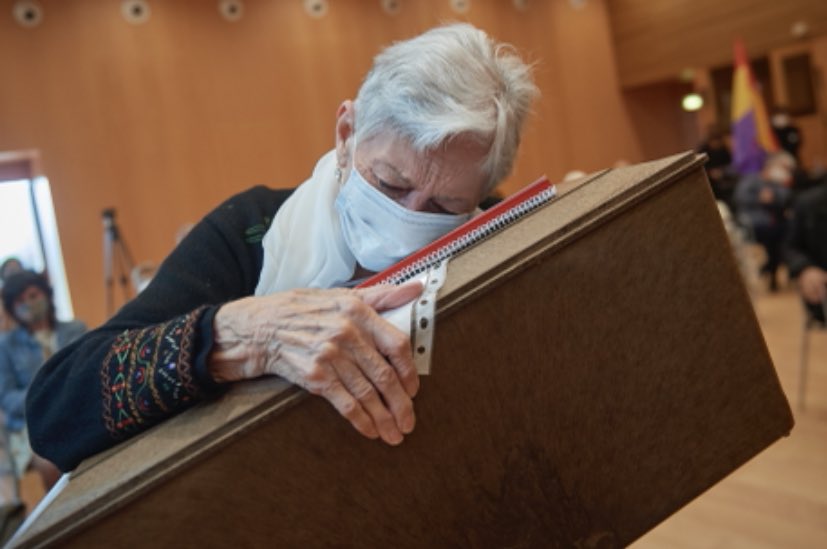 Es Carmen Salinas y hoy ha recibido en Pamplona los restos de su padre, Tomás Salinas, que fue asesinado en 1936. Emociona la imagen.