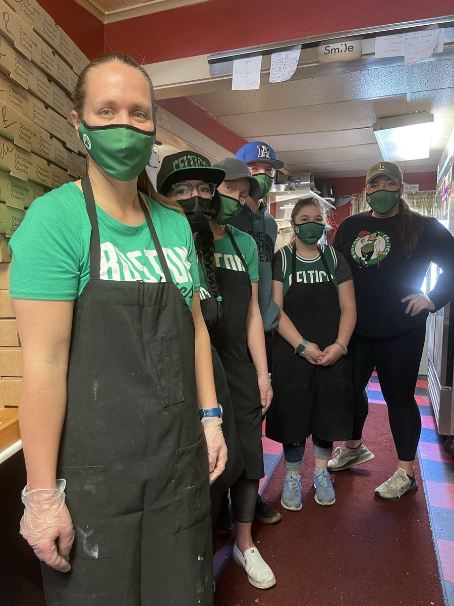 BennersPizzaVT's tweet image. We teamed up with @vistaprint and the @celtics to feed @SVMC today with a program they are doing called Small Business Assist. They order from small businesses &amp;amp; donate it to Healthcare workers. #SmallBizAssist #CelticsAssist #Celtics   #100pizzasbynoon🍕🍕🍕