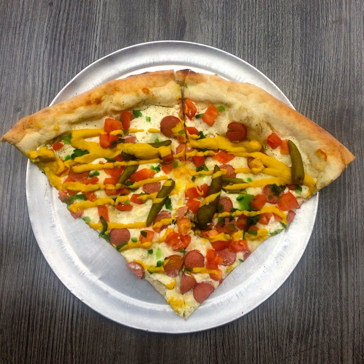 It’s time for our weekly #FreePizzaFriday contest! 

Retweet our featured weekly special, the Chicago Dog and you’ll be entered to win 8 free slice cards! 

#IansPizza