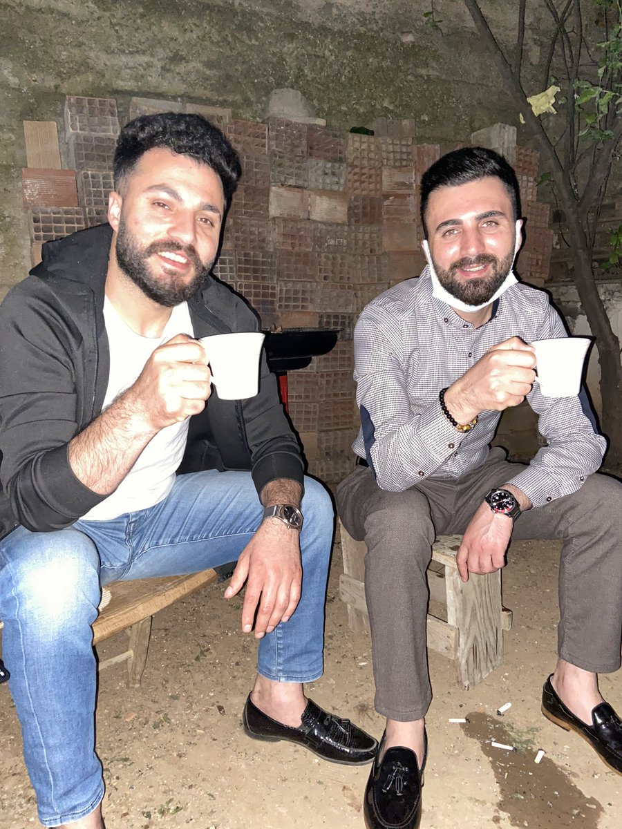 Esnaf abim de helallik ne diyor aramızda lafı mı olur, dükkan kapalı kenar köşede gizli köçek çay içiyoruz ne güzel diyor selamları var 🙃#HelalEtmiyorum