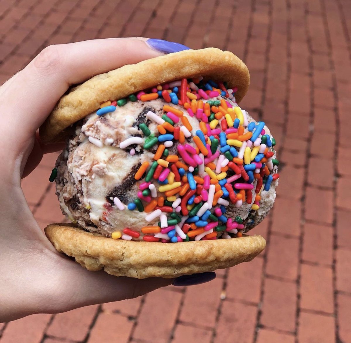Pokey_O's tweet photo. Can you guess how many sprinkles are on this Pokey O? 🧐

📸: @pokeyostyler
#dallasfood #dallasdesserts #texassweets #pokeyos #pokeyosdallas #Icecream #icecreamsandwich #dfweats #dessertgram #EEEEEATS #forkyeah https://t.co/EgawYIjEtK