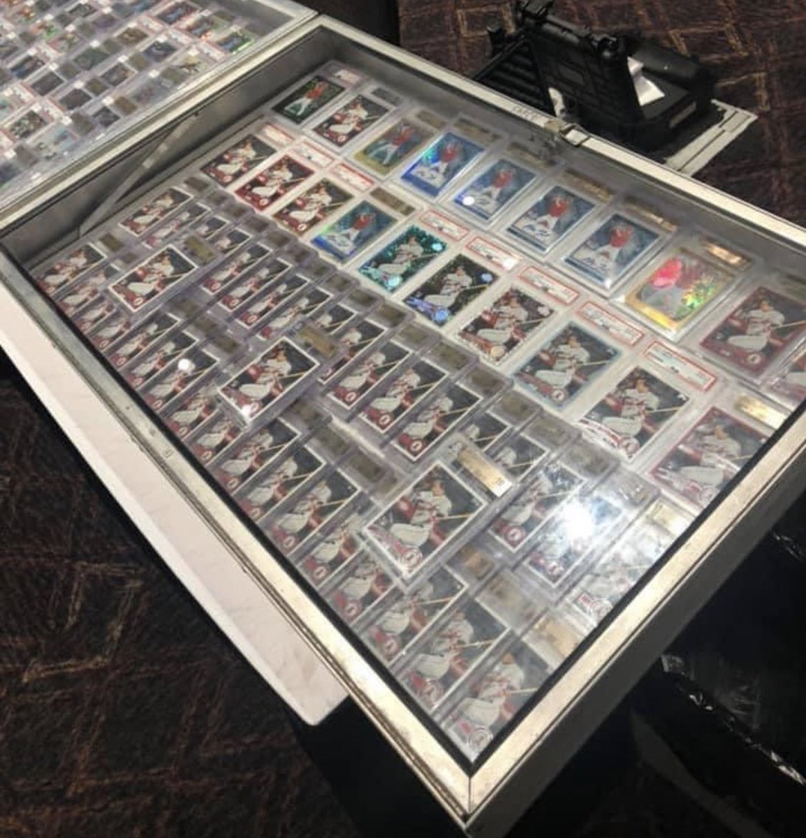 miketrout_cards's tweet photo. Seen at the Wisconsin show 😳 https://t.co/oTU82Mjflt