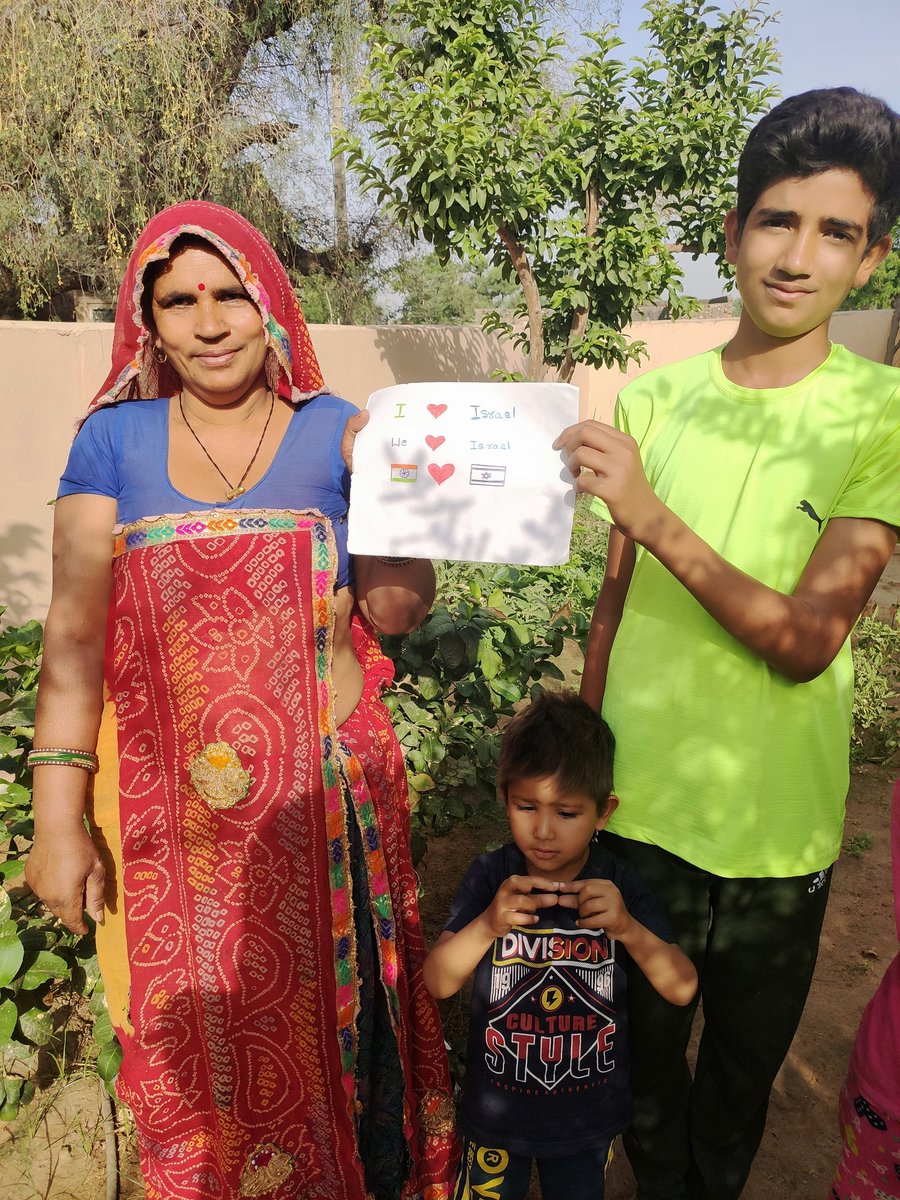 IndiaIsraelConf's tweet image. A beautiful message from #India to #Israel from Indian mother and her children.
We ❤️🇮🇱
🇮🇳❤️🇮🇱
#IndiaWithIsrael
