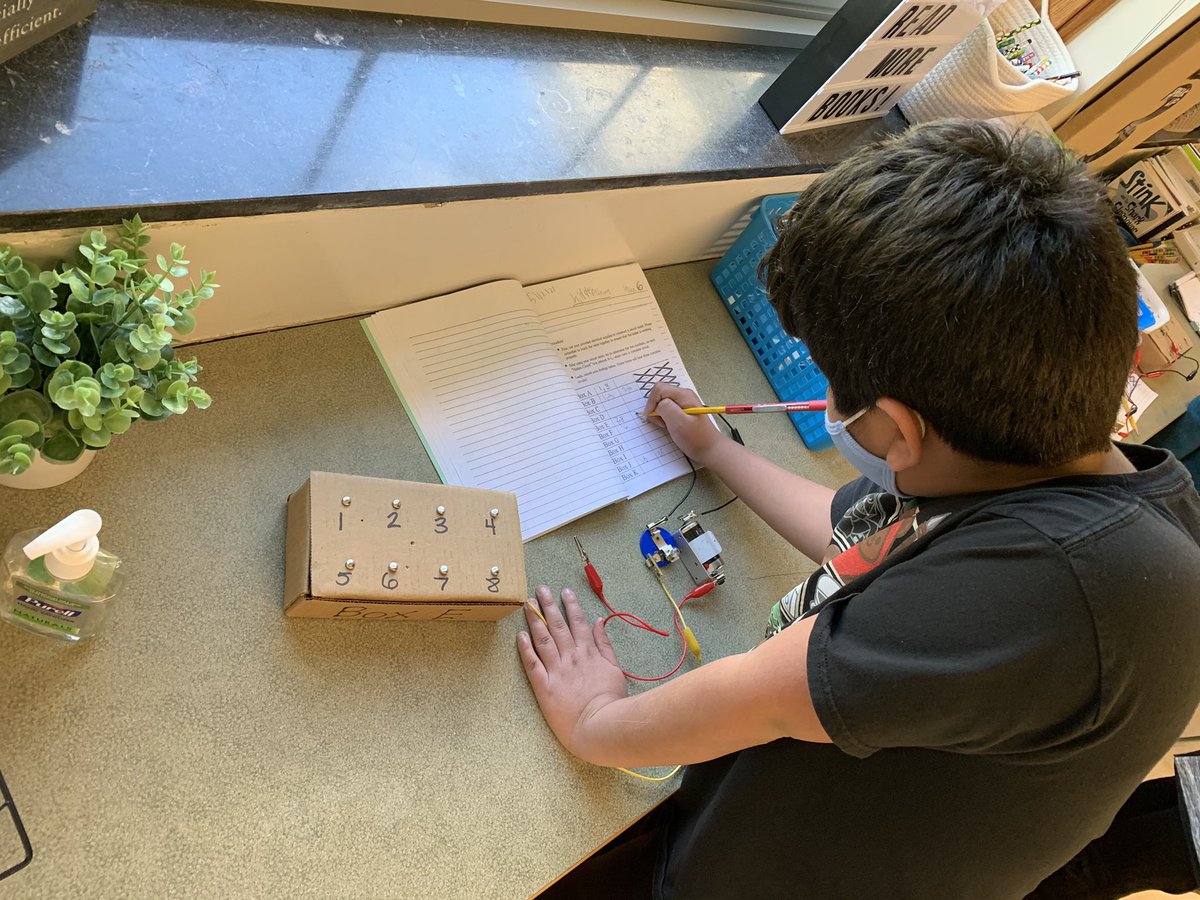 mskrivansky's tweet photo. Math teacher teaching science?! ✖️➗⚡️🔋💡Mystery circuits!! https://t.co/SwRqHdAQcZ