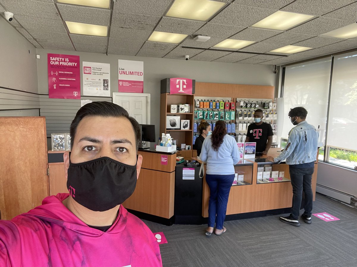 #DEALday @ iMobile Richmond Hill having so much fun learning!!! @John_Dief <a href="/Rwahba08/">Rania Wahba</a> <a href="/iMobileUSA/">iMobileUSA</a>