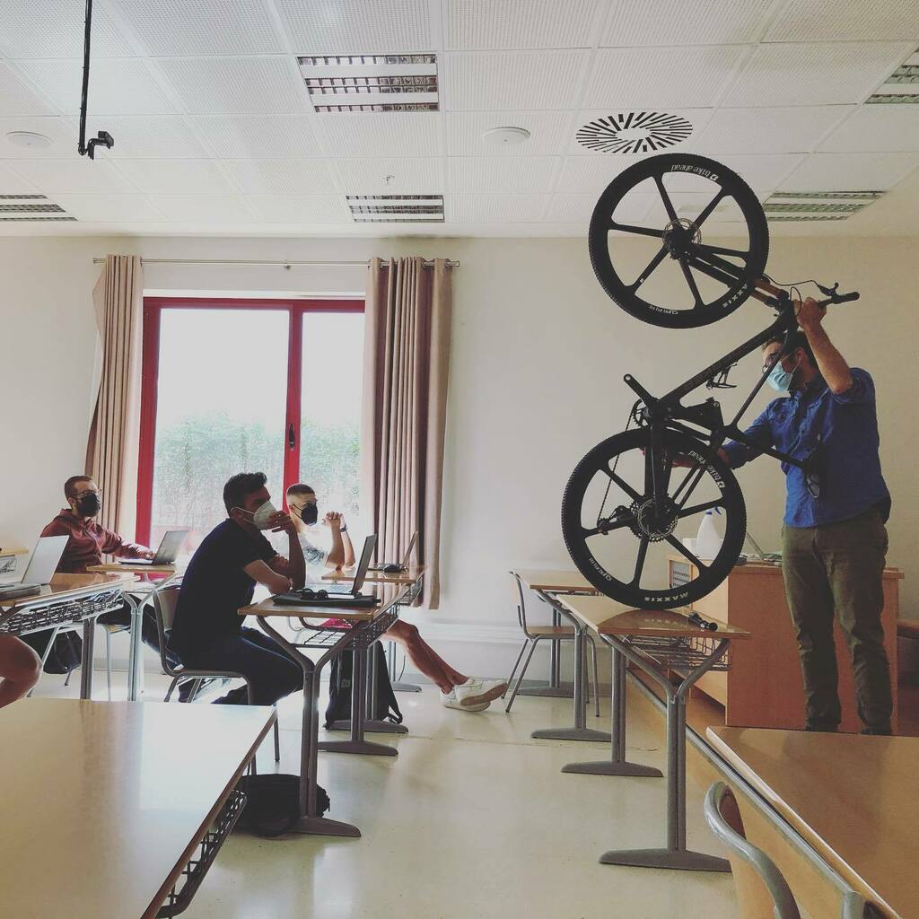 umbral_anaerob's tweet photo. Viendo de cerca 🔎 material @mondrakerbikes 🔝#XCO en la sesión del máster de ciclismo de @cafducv
@miguelansaez
@javierzahoneromiralles
@navarro.didac
#MECC20
#fpodium https://t.co/2r1JgC3uDZ https://t.co/1MJvfSdfAq