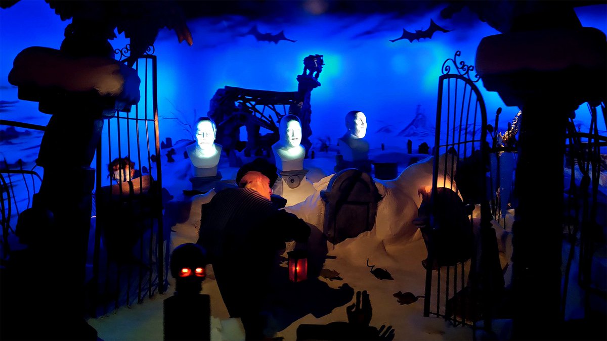 Beinahe jeder kennt die drei singenden Büsten im Geisterschloss. Die Projektionen der drei Herren stammen von dem Freiburger Medienunternehmen "Calren". Dieses ist für verschiedenste Projekte für den Hansa Park, Universal, den Freizeitpark Plohn und unzähligen anderen bekannt. 🗿