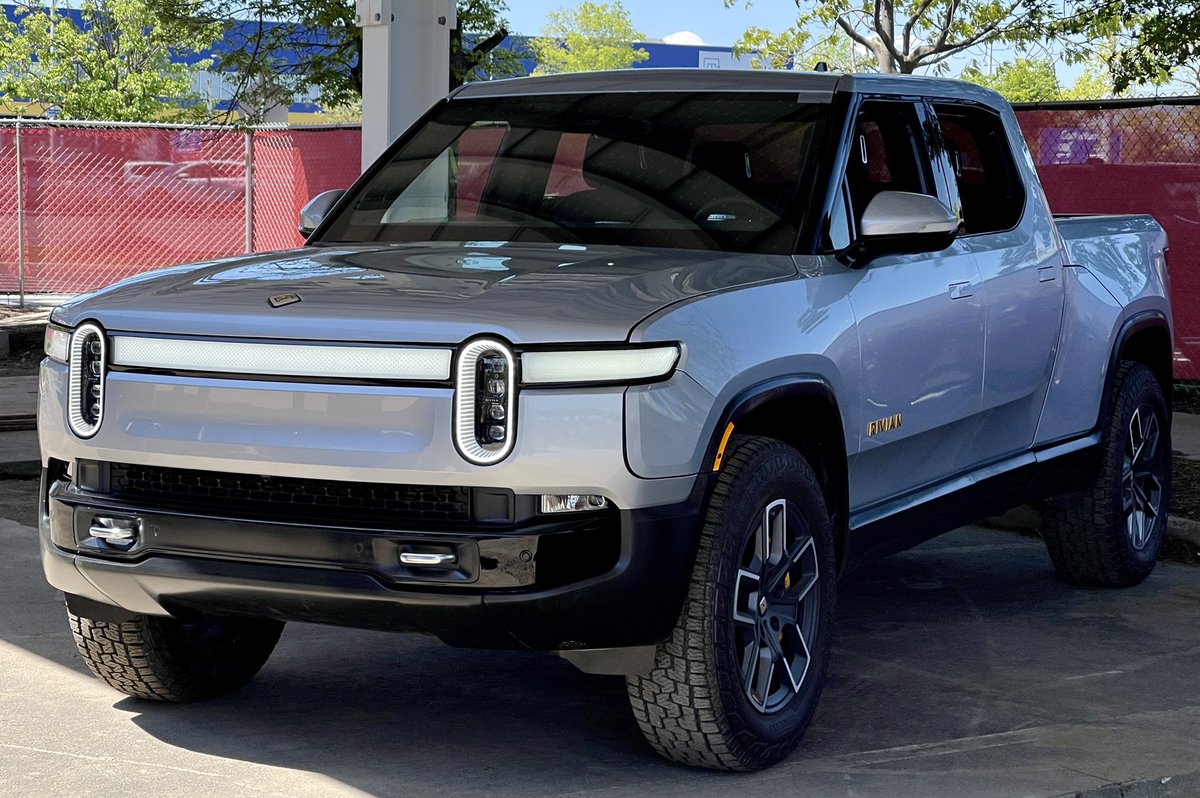 Special thanks to <a href="/Rivian/">Rivian</a> for bringing the pre-release R1T rivian.com/r1t EV pickup truck to Connecticut today for <a href="/EVClubCT/">EV Club of Connecticut</a> to see, in support of SB 127 EV direct sales &amp; delivery, #EVfreedomCT!
EVfreedomCT.com
<a href="/leslietron/">Leslie Hayward</a> <a href="/JohnnaCrider1/">Johnna</a> 
(pics by <a href="/paulbraren/">Paul Braren, TinkerTry.com ☀️🏠💻🔋🚗</a>)