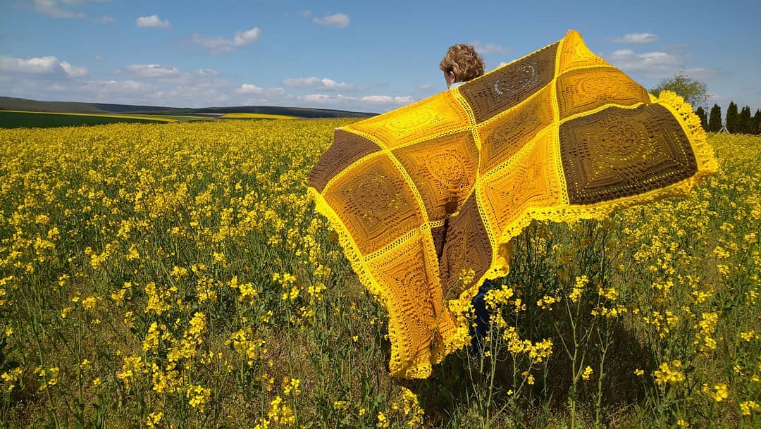 Nature + crochet = The perfect moment☁💕

The Celtic Pyramids Blanket looks so unique and beautiful… 

📷 <a href="/k/">k</a>.a.m.e_crochet 

instagram.com/p/COaM2Qmr1LZ/