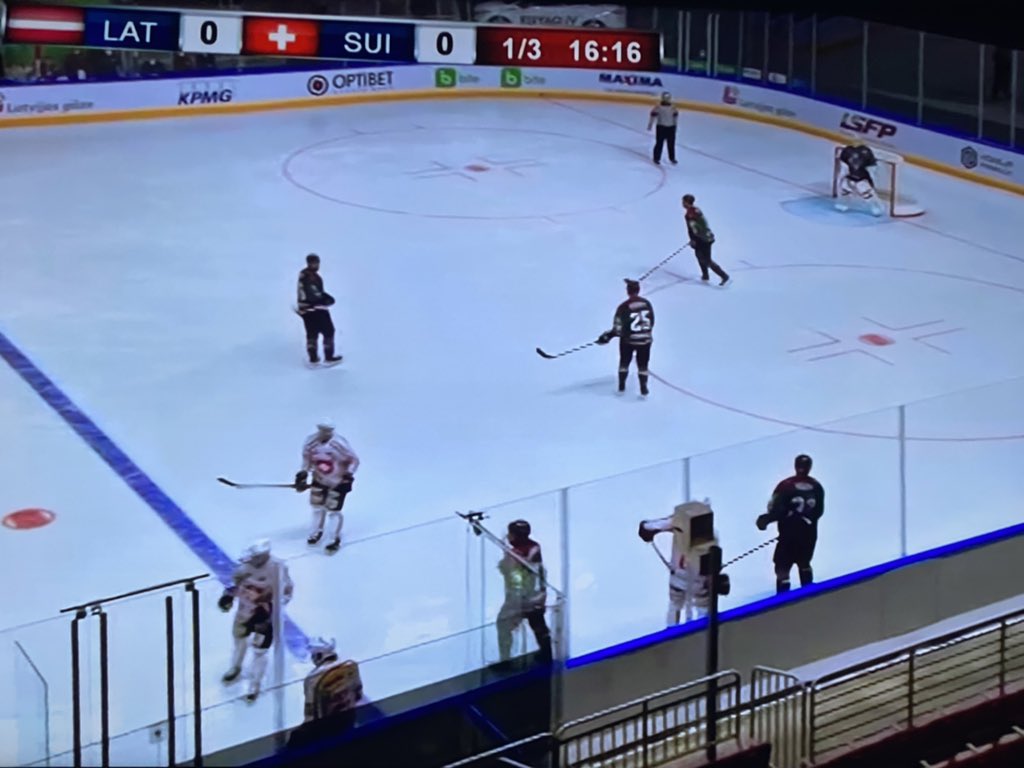 Haris87_'s tweet photo. Skatos hokeju un acis sāp kur HD kvalitāte? #hokejs #ltv7 #ltv #baltcom #pč #iihf https://t.co/KMhRFiHuQC