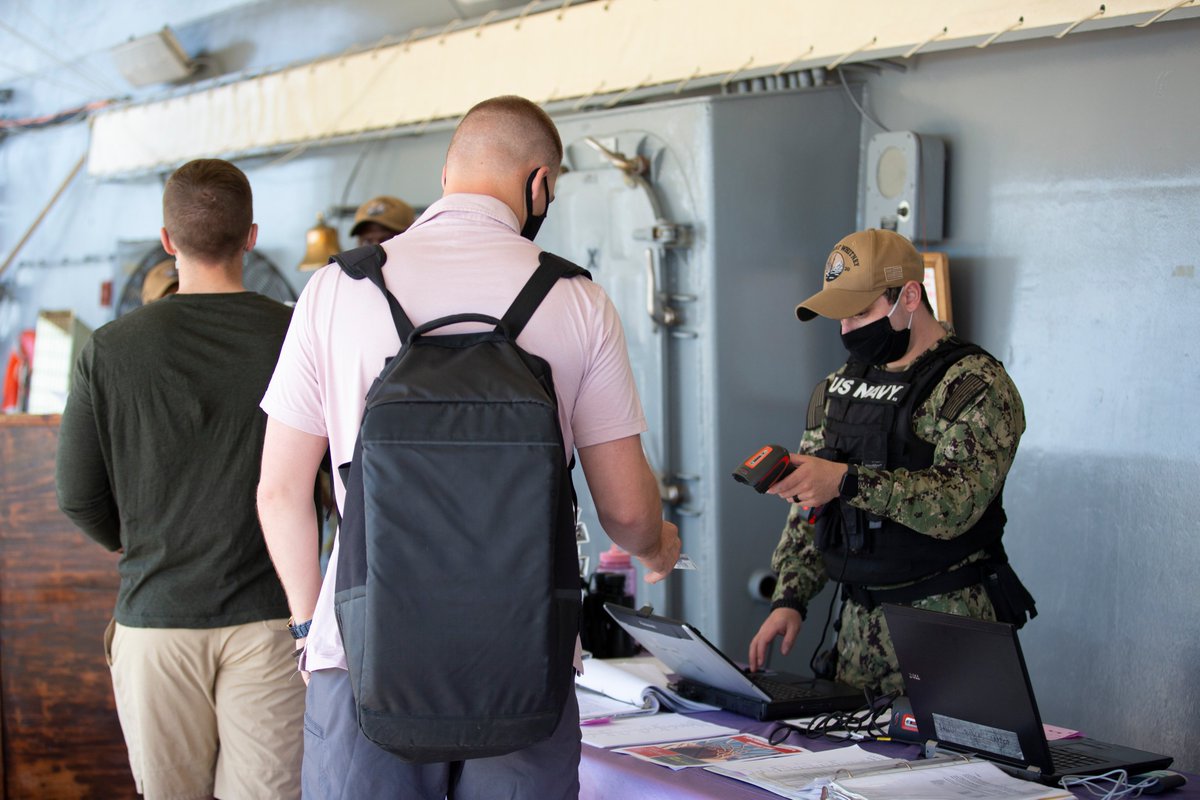 US2ndFleet's tweet photo. @US2ndFleet and @JFCNorfolk Embarks @USSMountWhitney for the Maritime Live Exercise (LIVEX) of #SteadfastDefender2021 #STDE21 #NATO #NavyPartnerships
https://t.co/VlF3ElgjUO https://t.co/X6EIJ3pUkz