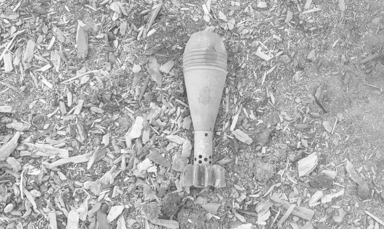 33⛔ الاربعاء 12 مايو، ليلة توديع رمضان واستقبال العيد، يتلقى "معسكر كلمة" للنازحيين، فذائف مدفعية ثقيلة، لم تنفجر لحسن الحظ ، والا كان عيدهم اكثر جحيمآ.
#السودان #عيد_شهيد 
x.com/AlkushkNews/st…