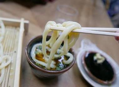 🇯🇵 Au même titre que le riz, les nouilles sont un aliment clé de la cuisine japonaise. Elles sont souvent servies en soupe, sautées ou froides avec une sauce.
Petit tour d’horizon des variétés de nouilles rencontrées dans la cuisine japonaise. ⤵️
vivrelejapon.com/a-savoir/a-vos…