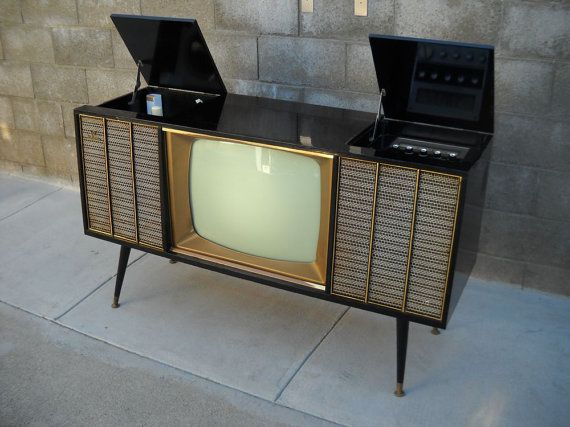 stevesolomon's tweet photo. On today's show, @scottlinn_ and I talk about old TVs like this one, having a TV in your room as a kid, and trying to find gas the last couple of days.  Hear the show at https://t.co/JxqsHcPR3E https://t.co/eSzg71OXO9