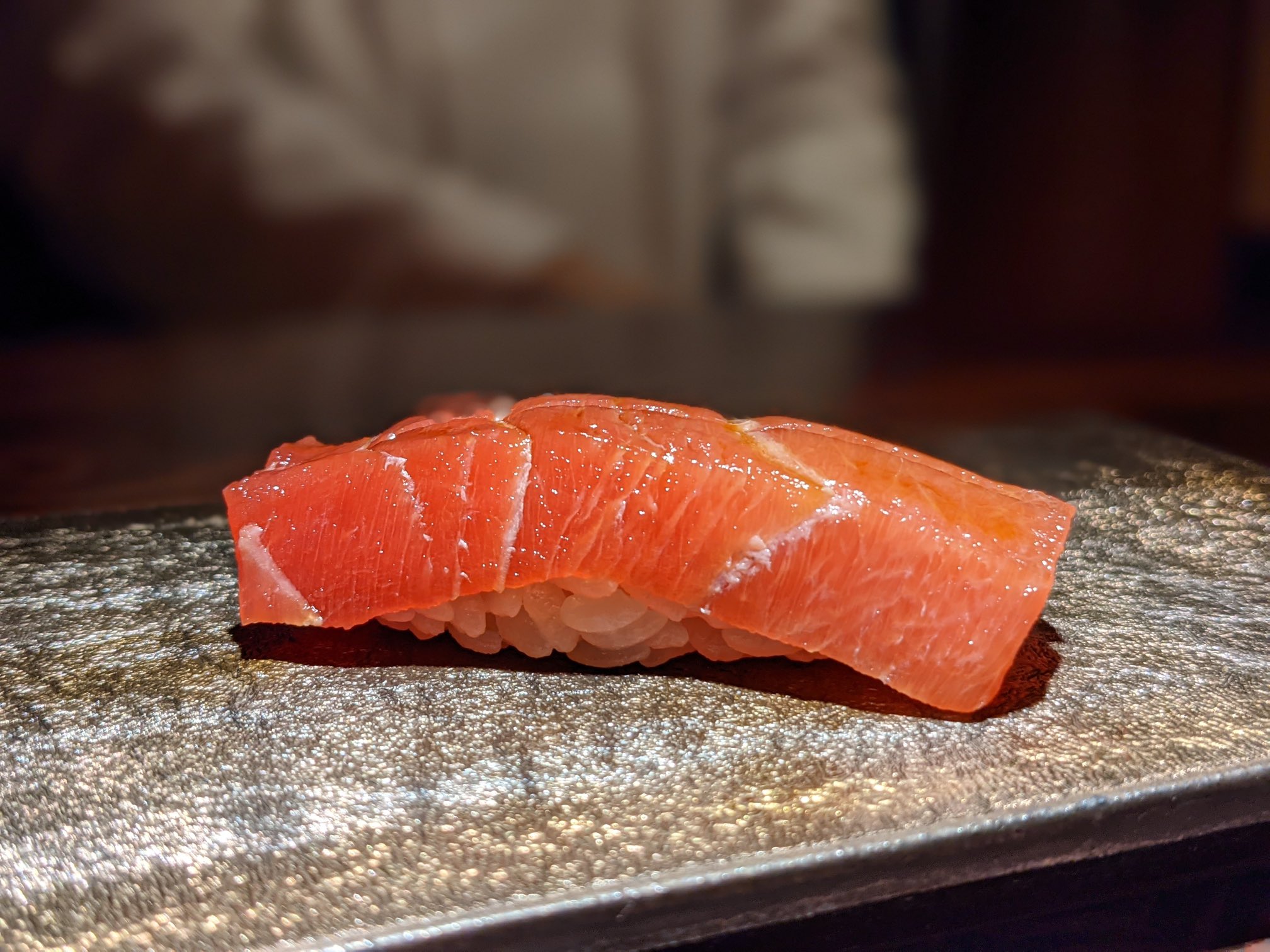 浜崎龍 年間1500軒食べ歩き テリヤキの代表 北海道 札幌にある寿司屋 鮨ノ蔵 札幌 のビルの地下にあり 店内はカウンター6席ほどのこじんまりとした空間で日本酒に合うつまみや握りを提供してくれる 名物の白子の冷たいフライを筆頭に 美味しい寿司を