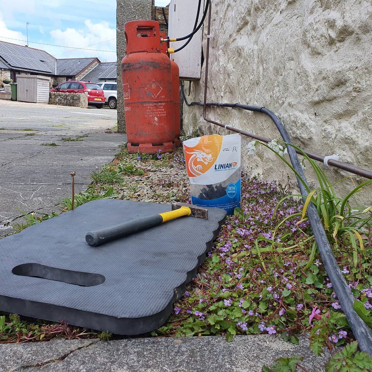 SmartrrElec's tweet image. Air Source Heat Pump supply going in on a sunny Cornish Friday...
...
@armeguk and @MilwaukeeTool making easy work of 24mm through 600mm of granite wall 
...
@LINIANFireClip SuperClips making a fast a tidy job of securing the SWA.