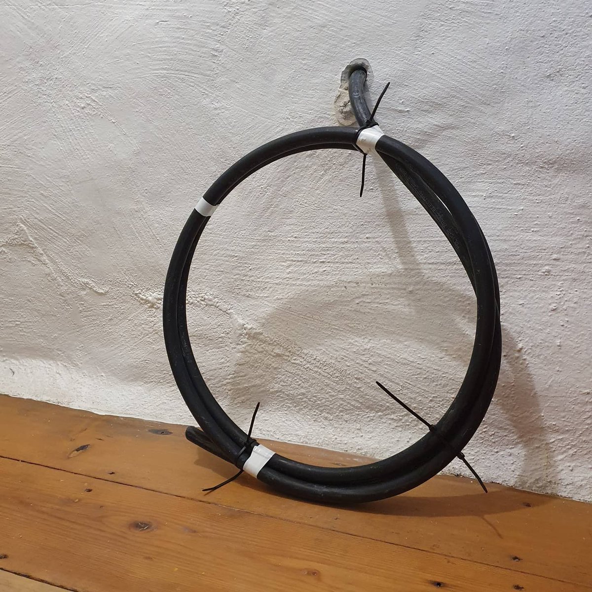 SmartrrElec's tweet image. Air Source Heat Pump supply going in on a sunny Cornish Friday...
...
@armeguk and @MilwaukeeTool making easy work of 24mm through 600mm of granite wall 
...
@LINIANFireClip SuperClips making a fast a tidy job of securing the SWA.