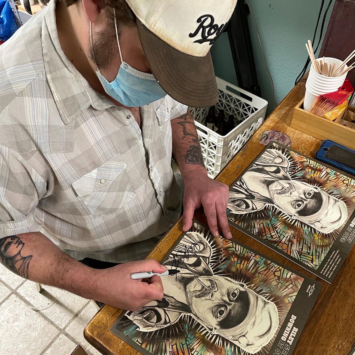 Grimeys's tweet photo. Happy Record Release Day, #RileyDowning! Congrats on your fab new record #StartItOver & thank you for signing copies for us! Autographed albums are available in the record shop & via our site: https://t.co/r97tKake2D ✌️❤️🎵 #nashvillerocks #supportyourlocalrecordstore https://t.co/WQcQbk39Lk