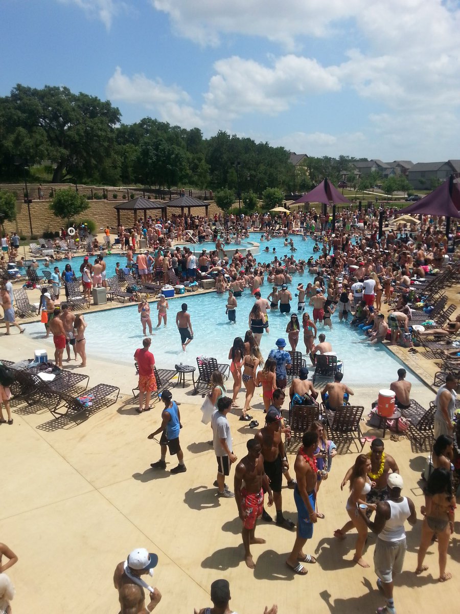 niloo11's tweet photo. @demi_burnett Yea I miss the retreat pool partys 😂 #txst https://t.co/g5dGwot2Jt