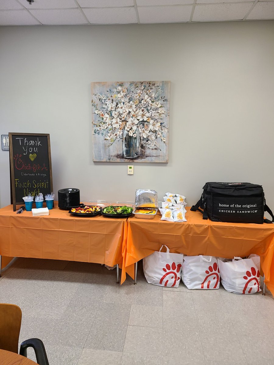 Michell38790282's tweet photo. Chick-Fil-A-EldoradoRidge
Thanks for the free lunch for Finch Elementary!
#finchfalcons
#chickfilaeldoradoridge
#chickfilarocks
#yummy https://t.co/yxTiC8FCy5