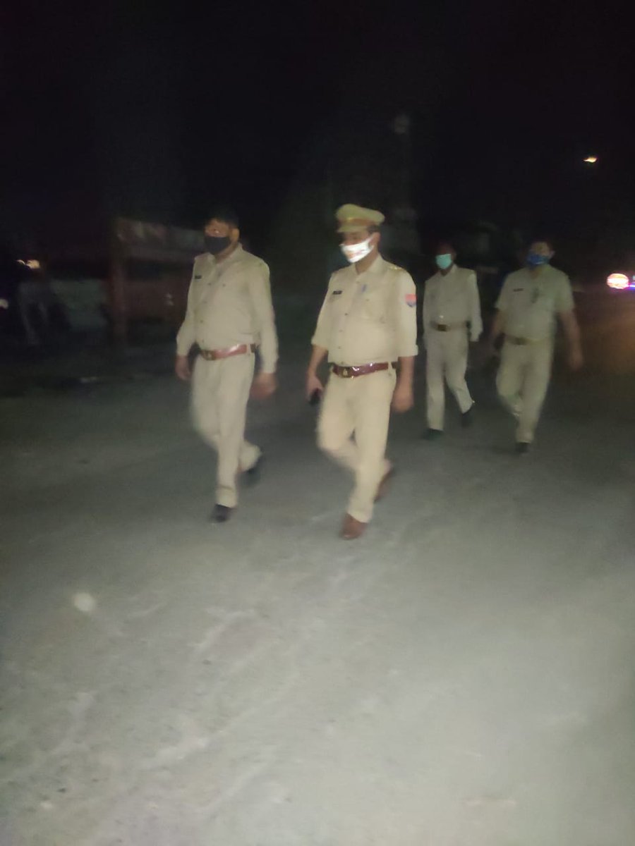 rampurpolice's tweet photo. #एसपी_रामपुर के निर्देशन में समस्त थाना प्रभारियों @rampurpolice द्वारा अपने-2 थाना क्षेत्रों में कोविड-19 संक्रमण के दृष्टिगत शासन द्वारा लगाये गये कोरोना कर्फ्यू का प्रभावी अनुपालन कराते हुए पैदल गस्त की गयी #UPPolice @Uppolice @adgzonebareilly @digmoradabad @shogungautam https://t.co/3jrqguZGYK