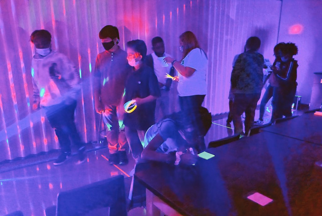 CoolKidzRock3's tweet image. GLOW Science Review!!

The students are highly engaged all the while reviewing science vocabulary and facts 🧪🔬
#CISDScienceROCKS
@hubbsh