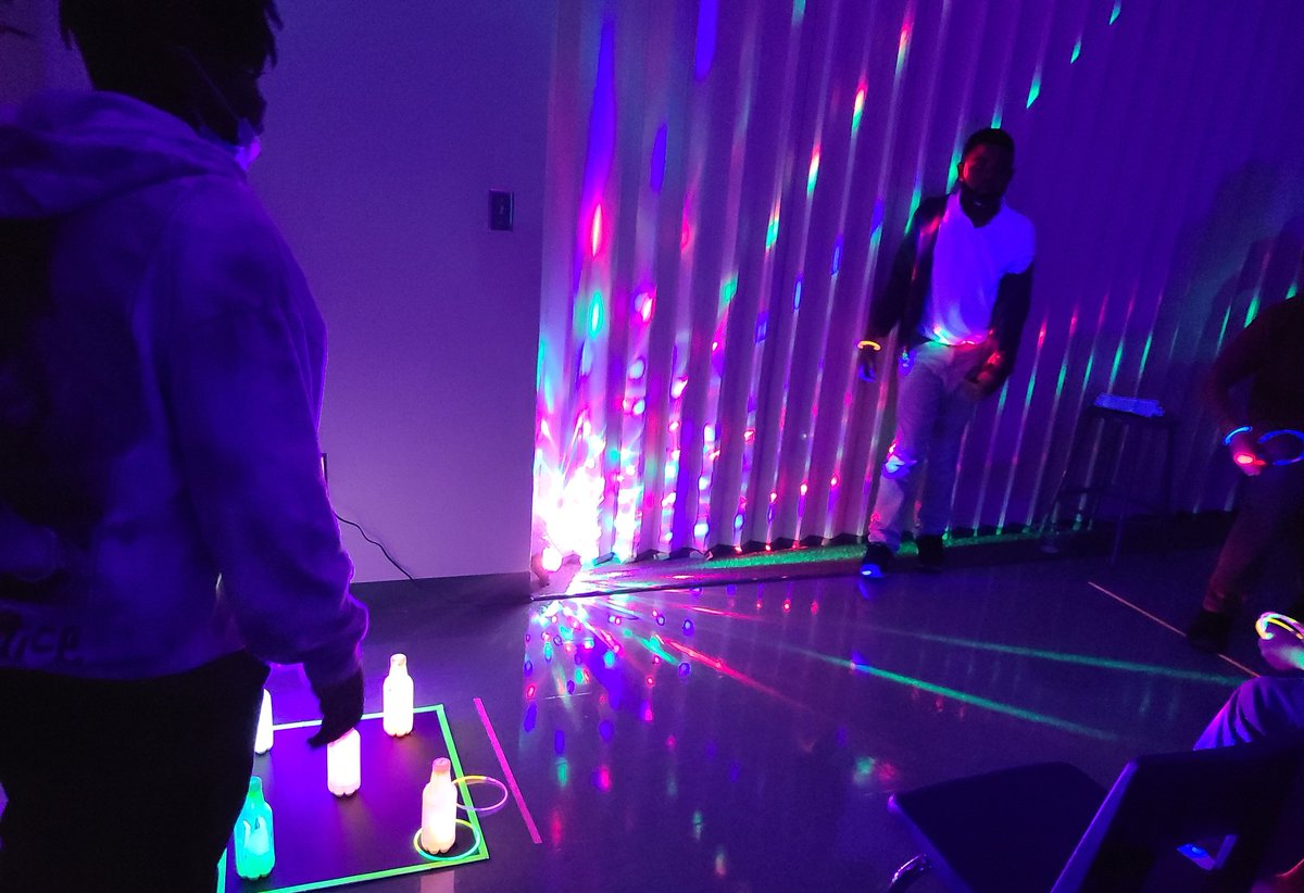 CoolKidzRock3's tweet image. GLOW Science Review!!

The students are highly engaged all the while reviewing science vocabulary and facts 🧪🔬
#CISDScienceROCKS
@hubbsh