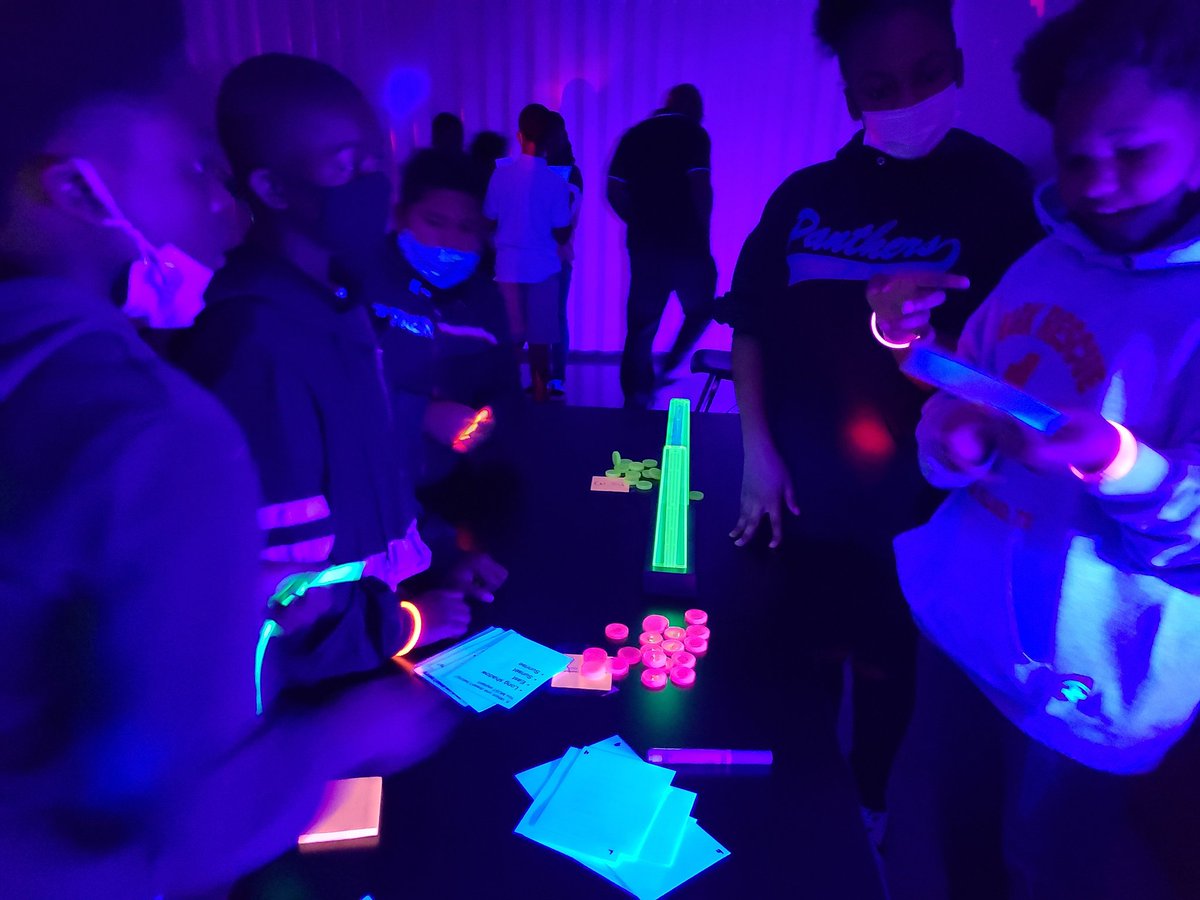 CoolKidzRock3's tweet image. GLOW Science Review!!

The students are highly engaged all the while reviewing science vocabulary and facts 🧪🔬
#CISDScienceROCKS
@hubbsh
