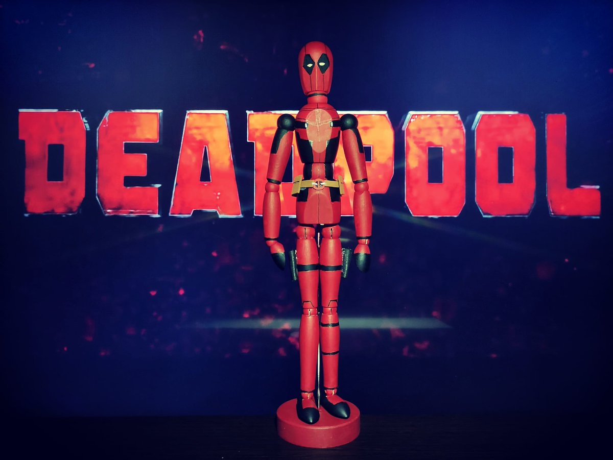 “Quizá se pregunten por qué el traje rojo. Es para que los malos no me vean sangrar. Ese tipo entiende el concepto. Trae pantalones marrones.” #Deadpool #Marvel