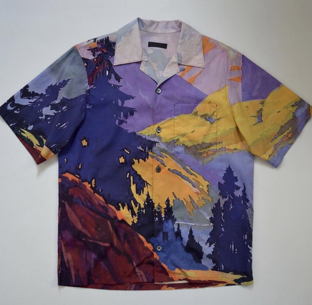 StreetFashion01's tweet photo. PRADA SS17 ‘Landscape’ Shirt!🖤 https://t.co/37DOdLHSj8