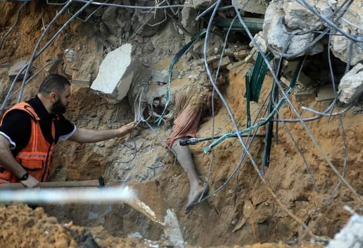 AayaAlazzam1's tweet photo. "Oh world, get us out of the house."
 A Palestinian family cries for help from under the rubble after their home in Gaza was bombed
#يلا_على_الحدود 
#Ghazaunderattack
#غزة_الآن 
#فلسطين_تنتقض 
#GenocideinGaza 
#GazzaUnderAttack 
#GazaUnderAttack 
#freepalastine 
#IsraeliTerrorism https://t.co/nHDfe8flIf