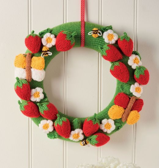 Looking for a weekend project? We know the weather might not be ideal, but this summer wreath will cheer up even the gloomiest of days! 🍓🌞 Split into manageable sections, this project is great for even newbie knitters! Find it here: buff.ly/3uJqCsp