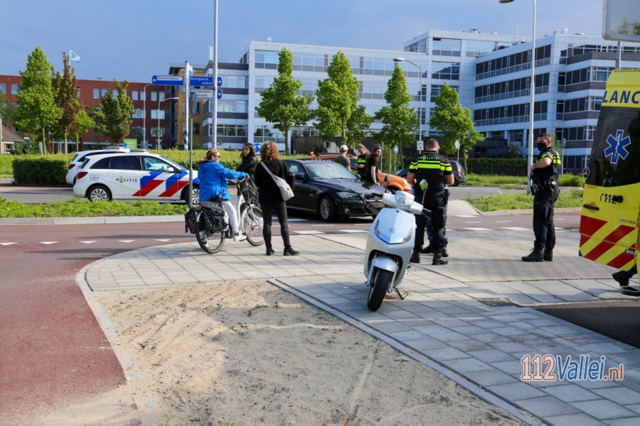 Automobilist ziet scooter over het hoofd op rotonde in #Ede. 112Vallei.
