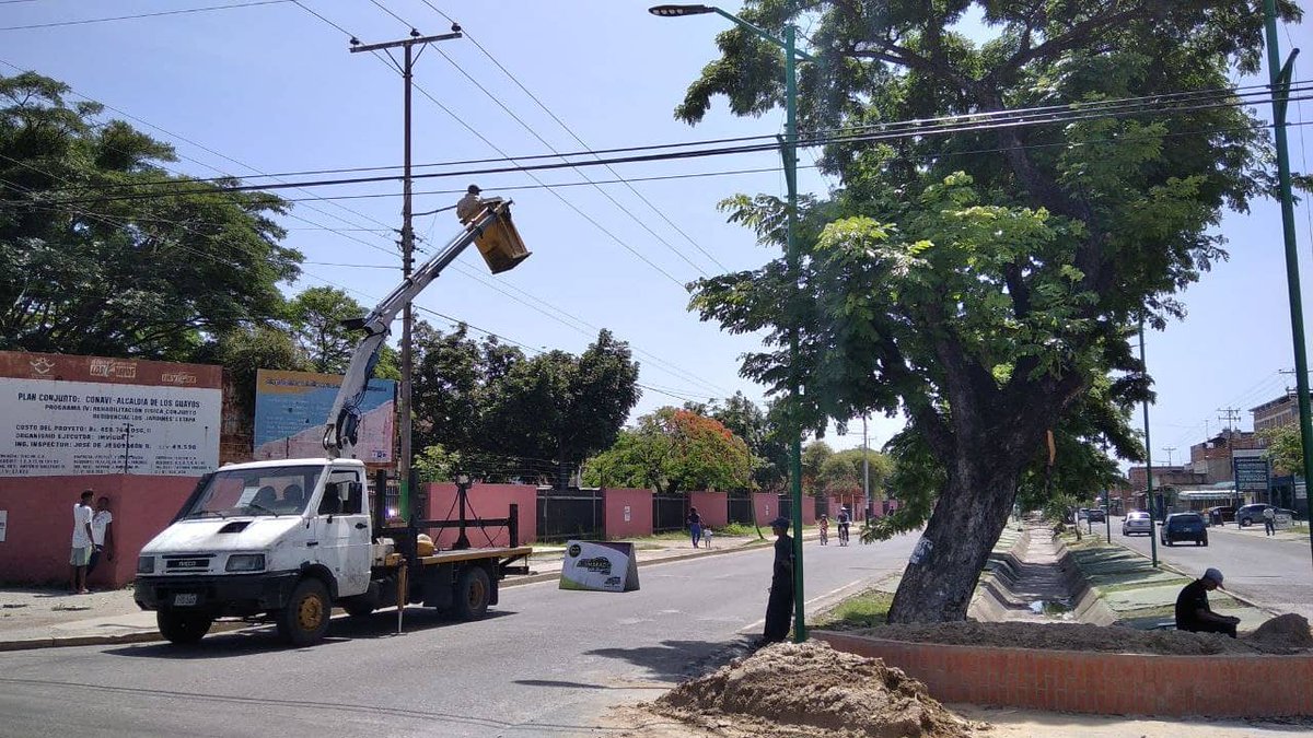 miguel10burgos's tweet photo. Gracias al apoyo del gobernador @lacava10oficial el plan de alumbrado en Los Guayos sigue avanzando: Instalamos nuevas luminarias en la avenida principal de la Vivienda Popular a la altura de Los Jardines. Y Detrás de Yurubí instalamos también.

#losguayostequiero #14May https://t.co/zenIHHvZKq