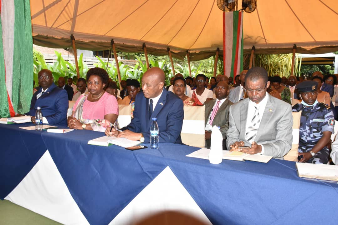 24Burundi's tweet photo. Au Club du Lac Tanganyika. Conférence sur le pouvoir génocidaire de Micombero. organisée par le Sénat. Le conférencier  Sylvestre Ntibantunganya  a brossé  le tableau des   actes stratégiques   posés par Micombero pour arriver à anéantir la monarchie et exterminer les Bahutu https://t.co/jvaGdvBt7p