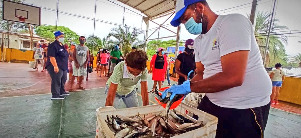 NE_Minpesca's tweet photo. #14May 1.260 familias de los sectores El Tuey y El espinal municipio #Díaz se beneficiaron con 4000kg de proteínas entregados por la  #CaravanaDeLaSardina gracias a los productores sardineros de Bella Vista a través del @Minpescave2

#NuevaEsparta
#YoComoPescado @NicolasMaduro https://t.co/WzO4tyvevF