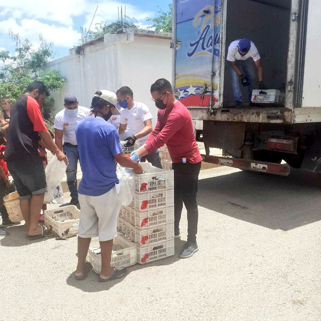 #14May 1.260 familias de los sectores El Tuey y El espinal municipio #Díaz se beneficiaron con 4000kg de proteínas entregados por la #CaravanaDeLaSardina gracias a los productores sardineros de Bella Vista a través del @Minpescave2 #NuevaEsparta #YoComoPescado @NicolasMaduro