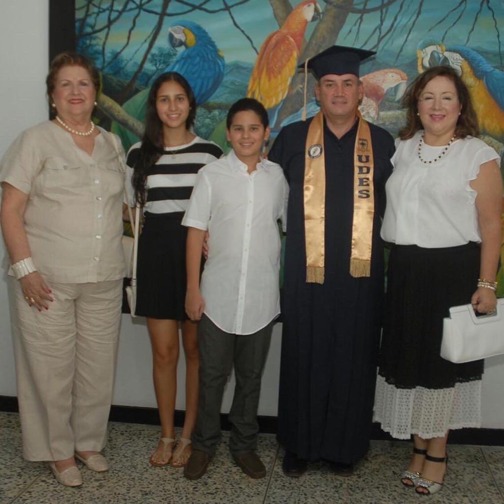 Lleno de Felicidad le doy  gracias a Dios por permitirte cumplir un año más de vida, mami es una gran bendición tenerte junto a nosotros, espero que cumplas muchos años más, tus hijos, nietos, demás familiares y amigos te deseamos lo mejor del mundo, porque te lo mereces, te amo.