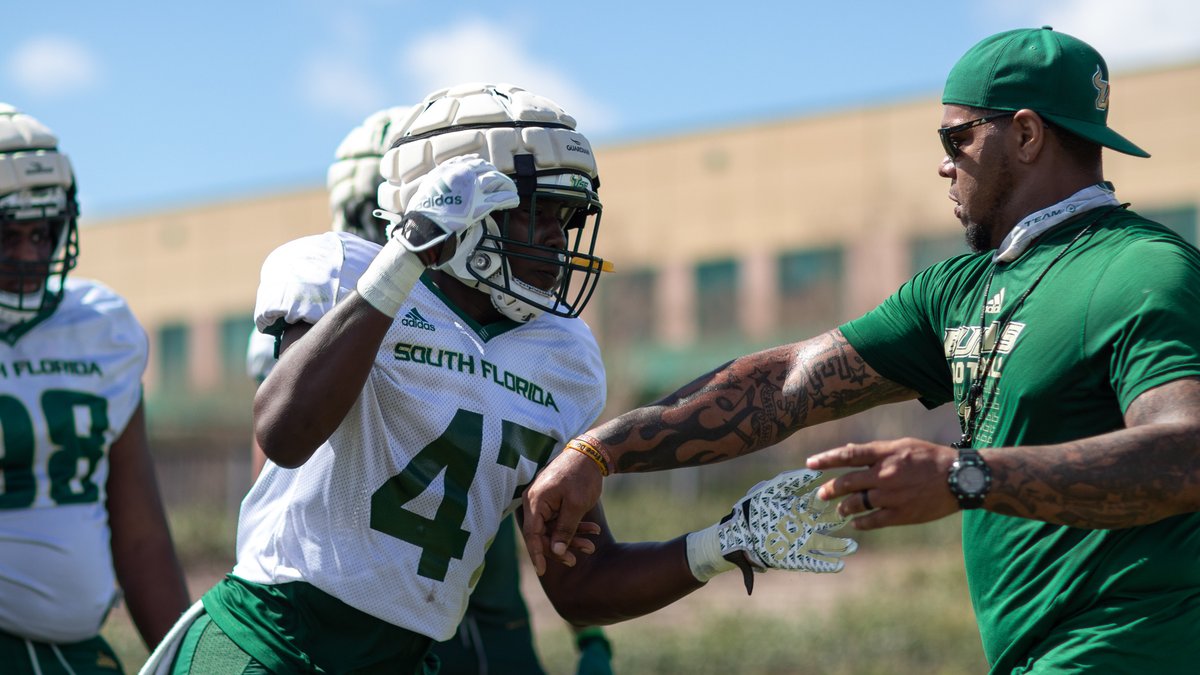 USFFootball's tweet image. When they aren't showing off their dance moves, @DaQuanBowers91 and the D-Line always bring the intensity for each rep 😤💪

#US2F🤘