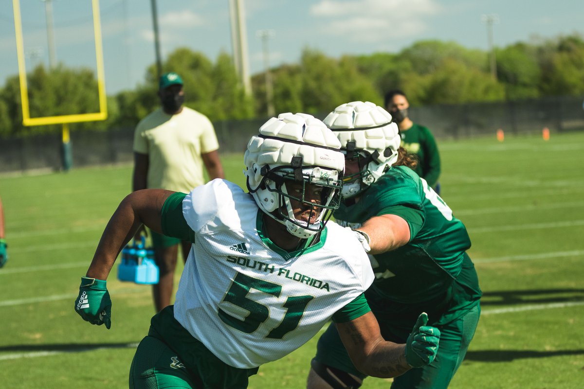 USFFootball's tweet image. When they aren't showing off their dance moves, @DaQuanBowers91 and the D-Line always bring the intensity for each rep 😤💪

#US2F🤘