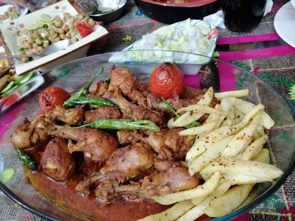 bkhanz181's tweet photo. #GoshtAloo #mutton #biryani #drumsticks with #friesGravy #saucypasta #seekhkabab salan /3 type of #salads #chatney #trifle #TheEnd
Sam totay totaay shwy em https://t.co/zmuonxOwvp