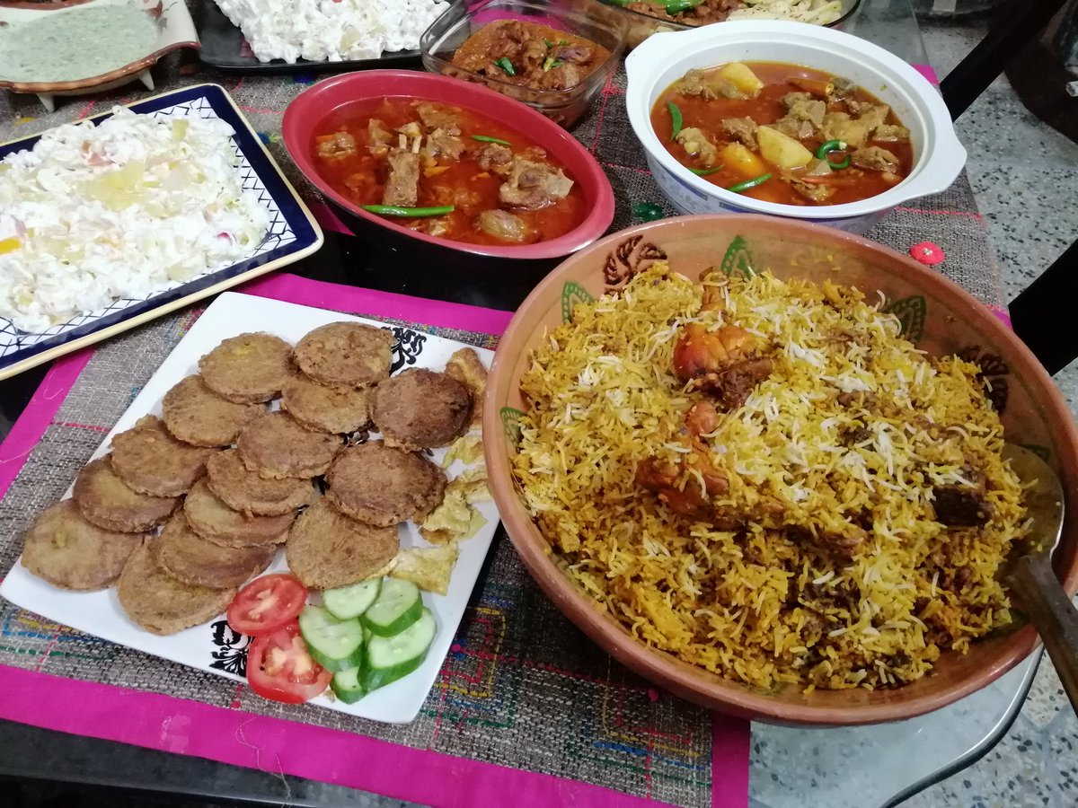 bkhanz181's tweet photo. #GoshtAloo #mutton #biryani #drumsticks with #friesGravy #saucypasta #seekhkabab salan /3 type of #salads #chatney #trifle #TheEnd
Sam totay totaay shwy em https://t.co/zmuonxOwvp