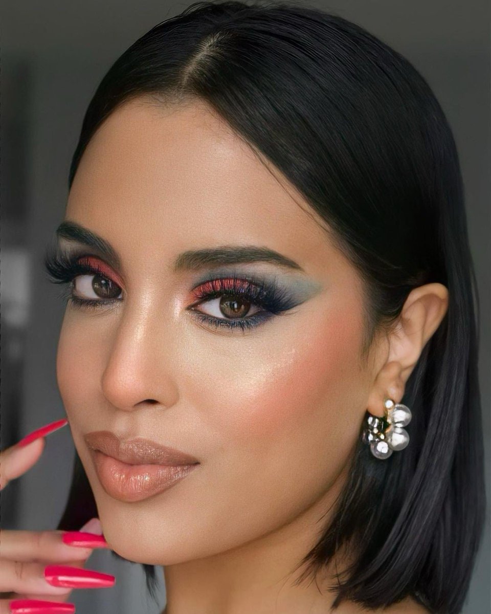 @manalshaarif stunning us with this look wearing #GLAMOFLAUGE Foundation + Pro Concealer 😍

#hardcandylife #teamhardcandy  bit.ly/2RYecOU
